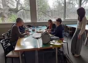 Personnes participants à un atelier de bookfolding