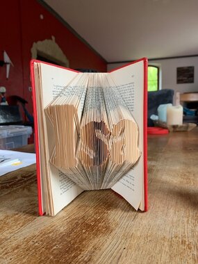 Prénom Isa apparaissant en relief en pliant les pages d'un livre