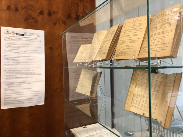 Vitrine d'exposition de manuels scolaires et texte explicatif